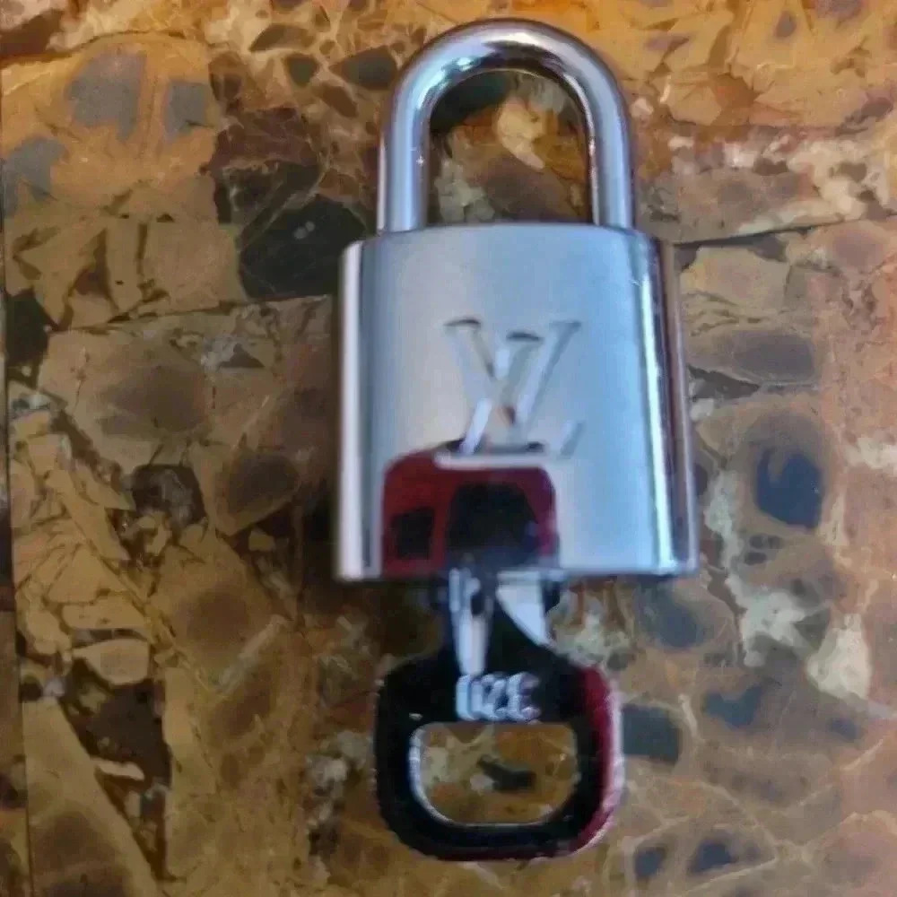 🔥🔥LOW START🔥🔥LOUIS VUITTON SILVER LOCK AND KEY - Picture 10 of 12